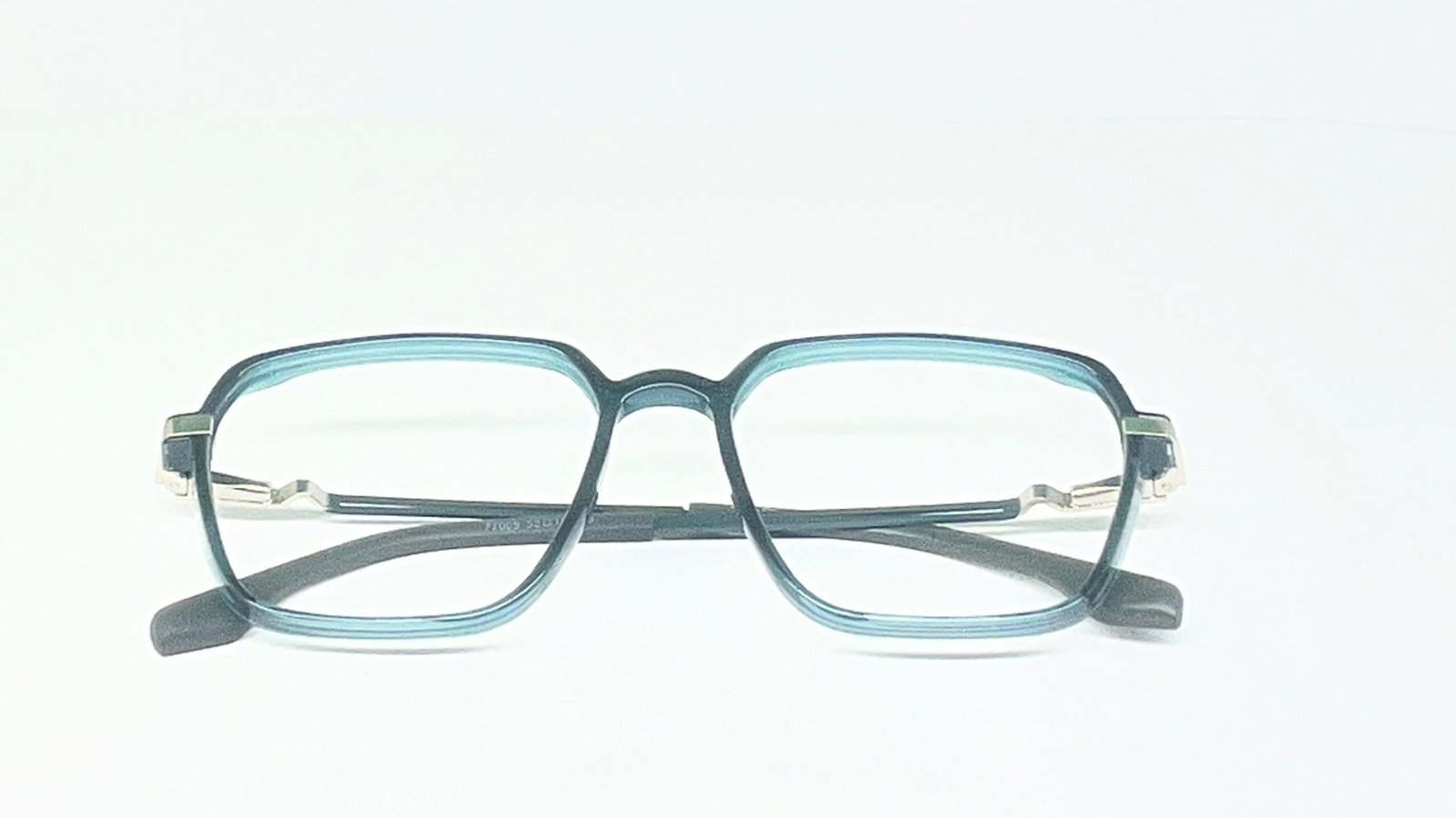 Metal Eyeglasses – Precision Fit and Sleek Design - Image 3