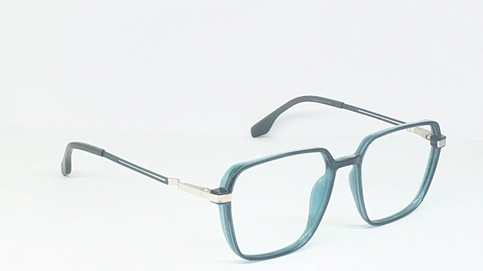 Metal Eyeglasses – Precision Fit and Sleek Design